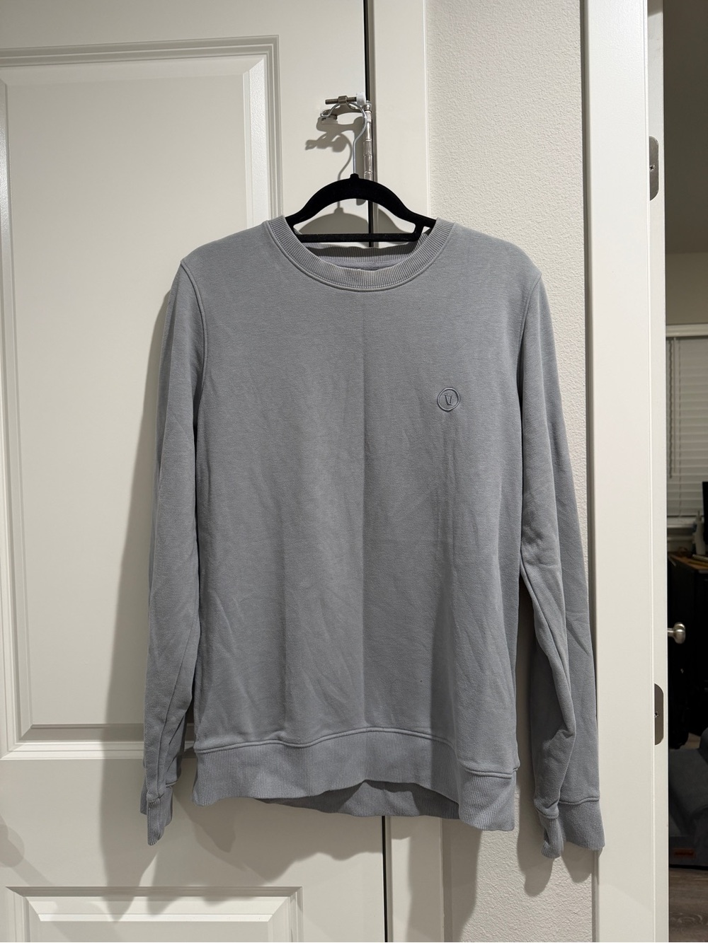 Vuori Light Gray Men's Crewneck Sweatshirt size medium